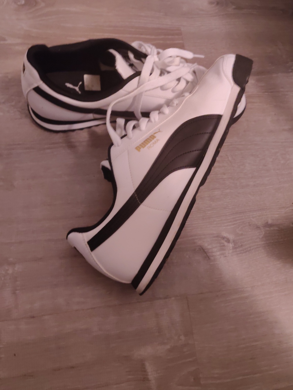 Puma Roma White And Black Tennis Sneakers.